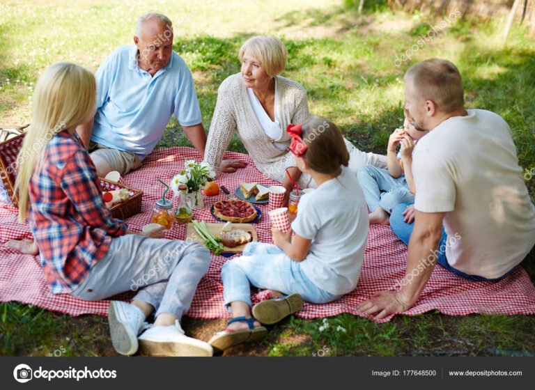 familia reunida en un entorno natural