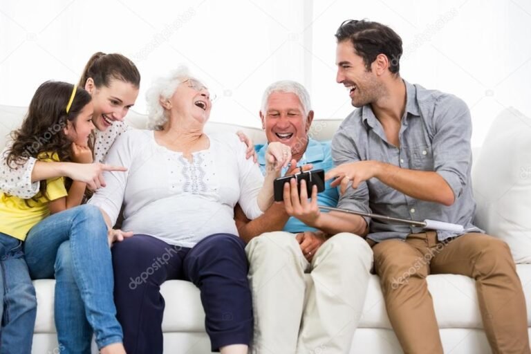 familia riendo juntos con telefonos moviles