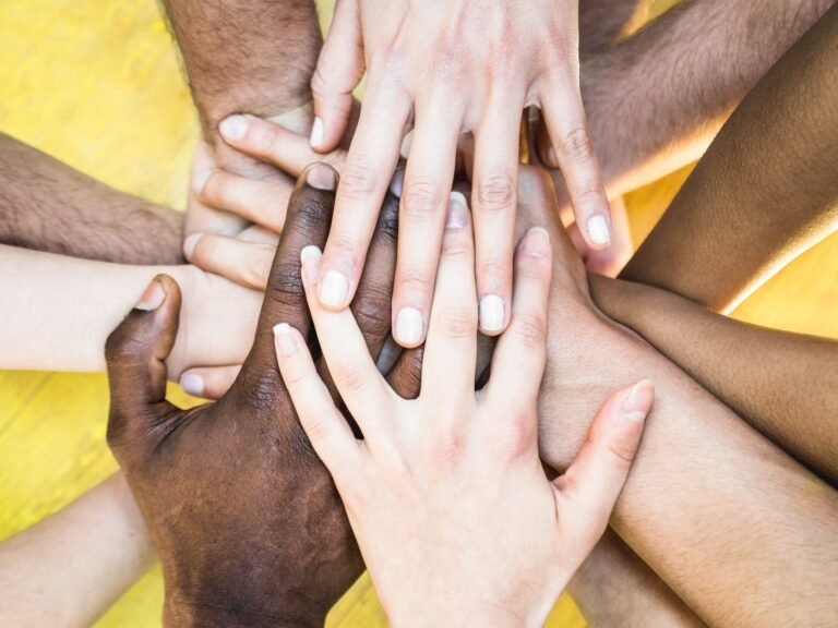 familia unida con apellidos en manos