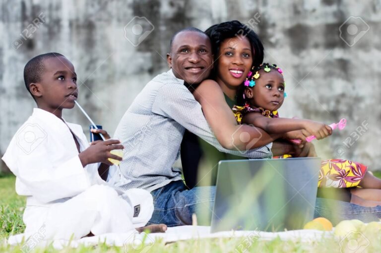familia unida y feliz en un parque