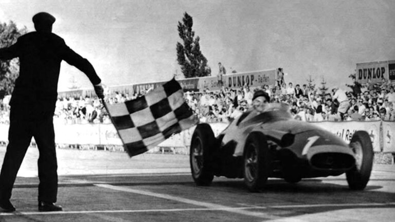 En qué año falleció Juan Manuel Fangio, el legendario piloto argentino 18 fangio en accion en una carrera de f1