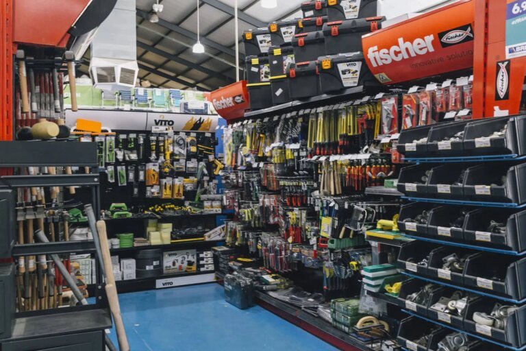 Qué productos y servicios ofrece la ferretería Las Chacras en Juana Koslay 16 ferreteria con variedad de herramientas y materiales