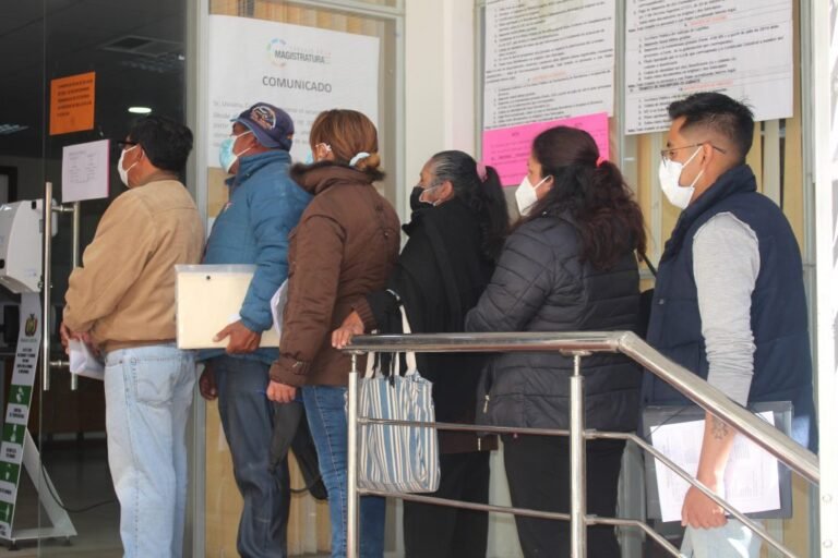 fila de personas en una oficina de tramites