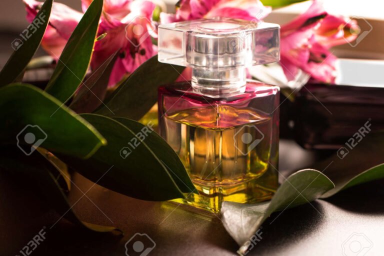 Qué hace especial al perfume Nina Ricci L'Air du Temps 20 frascos de perfume rodeados de flores