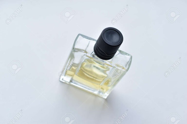 frascos de perfumes elegantes sobre fondo neutro