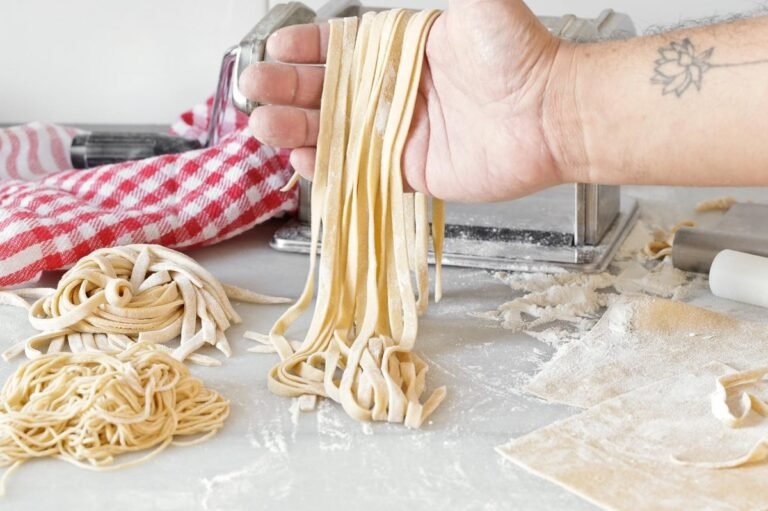 Cómo hacer pastas caseras en Mar del Plata Recetas y tips 25 frescas pastas caseras sobre una mesa