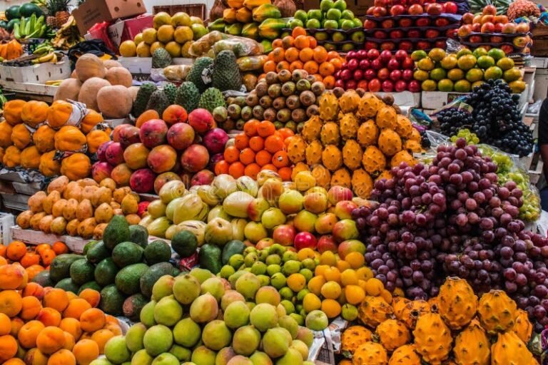 frutas variadas en un colorido mercado