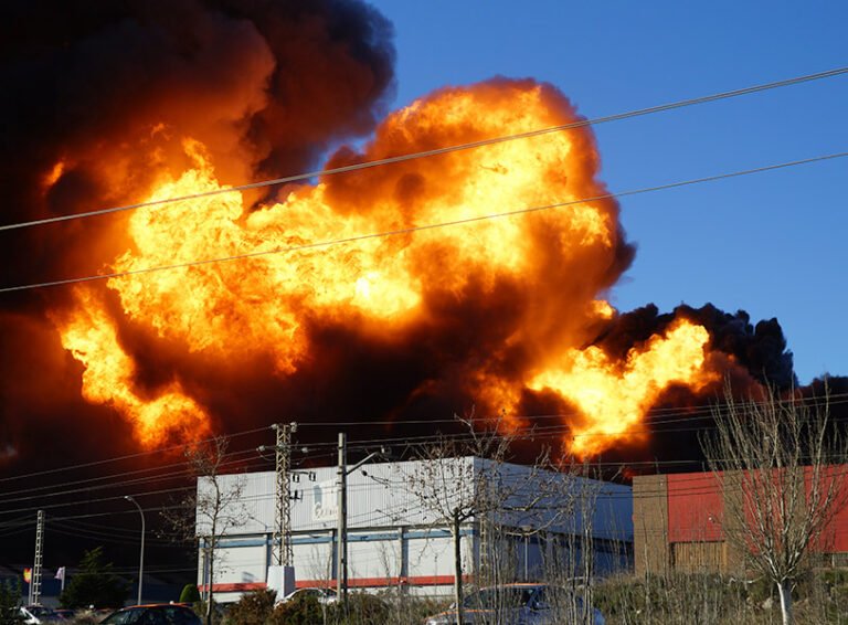 Qué ocurrió con el incendio en la fábrica de pinturas de San Luis 3 fuego arrasando una fabrica industrial