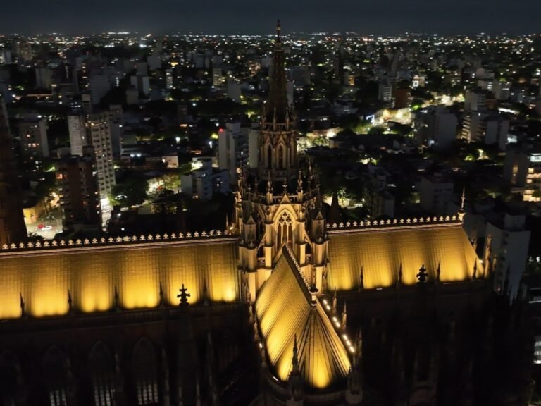 fuente de oro en mar del plata iluminada