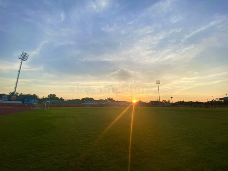 Qué sucede en el resumen de "El centroforward murió al amanecer" 13 futbol en un campo al amanecer