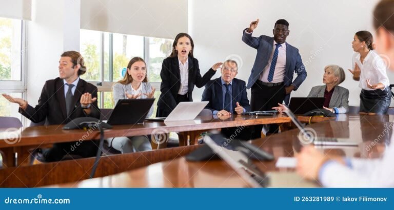 Qué son las expensas ordinarias y extraordinarias según el nuevo Código Civil 12 gente discutiendo en una reunion de condominos