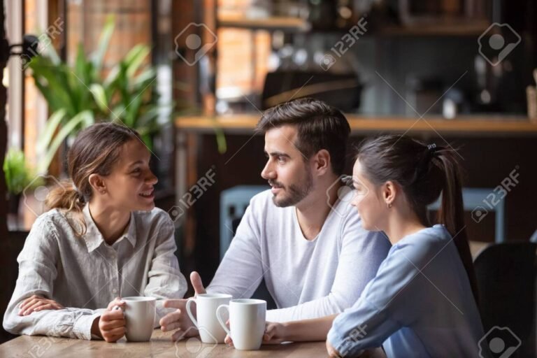 Qué actividades divertidas puedo hacer en Rosario si llueve 28 gente disfrutando en un cafe acogedor
