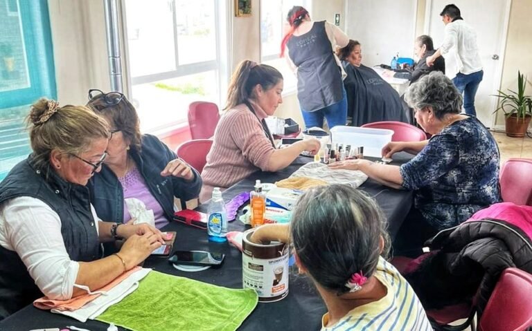 gente participando en un censo comunitario