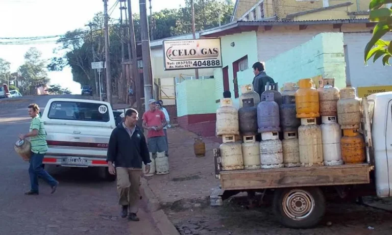 Qué sucedió con la garrafa social y cómo acceder a ella 12 gente recibiendo garrafas de gas