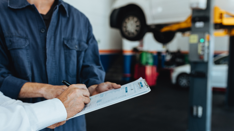 Qué servicios ofrece una gestoría del automotor en Santa Fe 13 gestor realizando tramites de automoviles