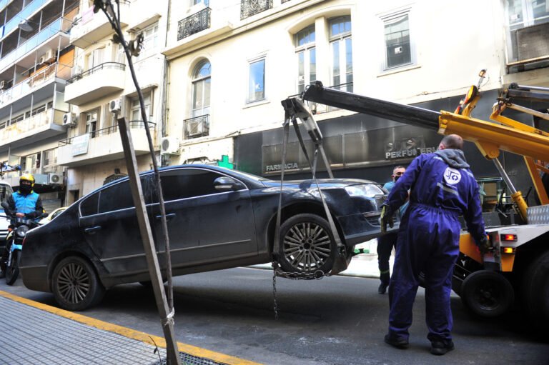 Cómo puedo llamar a una grúa por mal estacionamiento en CABA 25 grua levantando un automovil mal estacionado