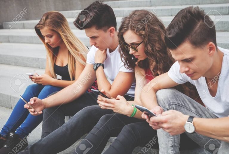 grupo de amigos usando smartphones juntos