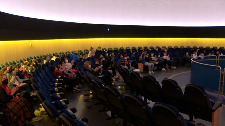 Cómo organizar un proyecto de salida educativa al planetario 6 grupo de estudiantes en un planetario