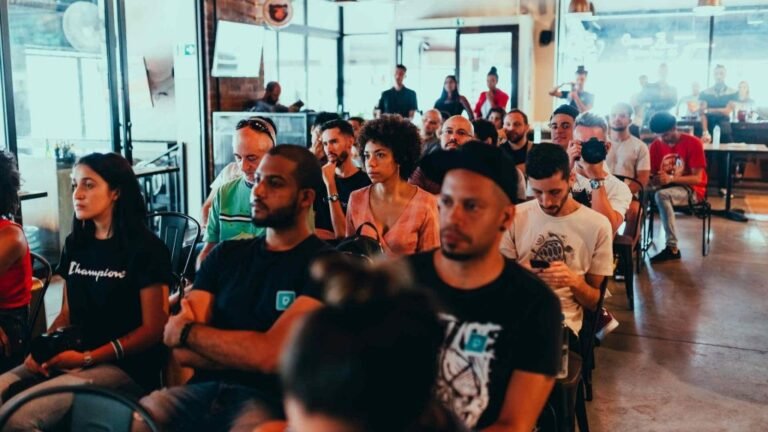 Qué cursos son recomendables para martilleros y corredores públicos 26 grupo de personas en una clase de capacitacion