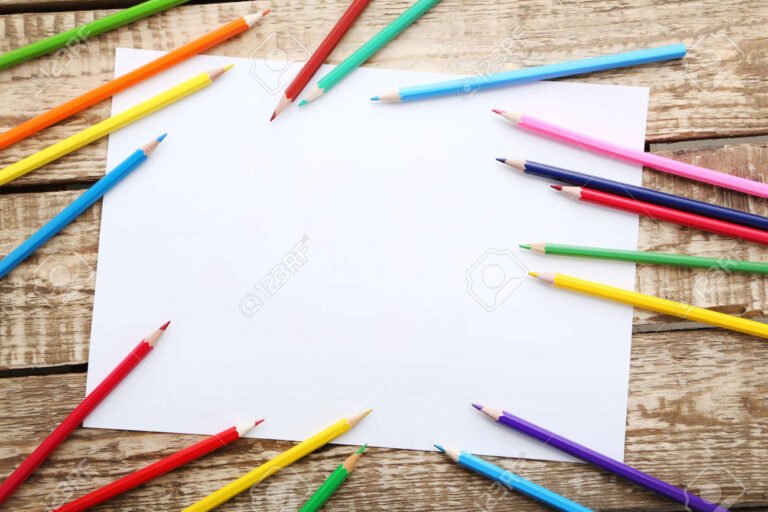 hojas en blanco y lapices de dibujo