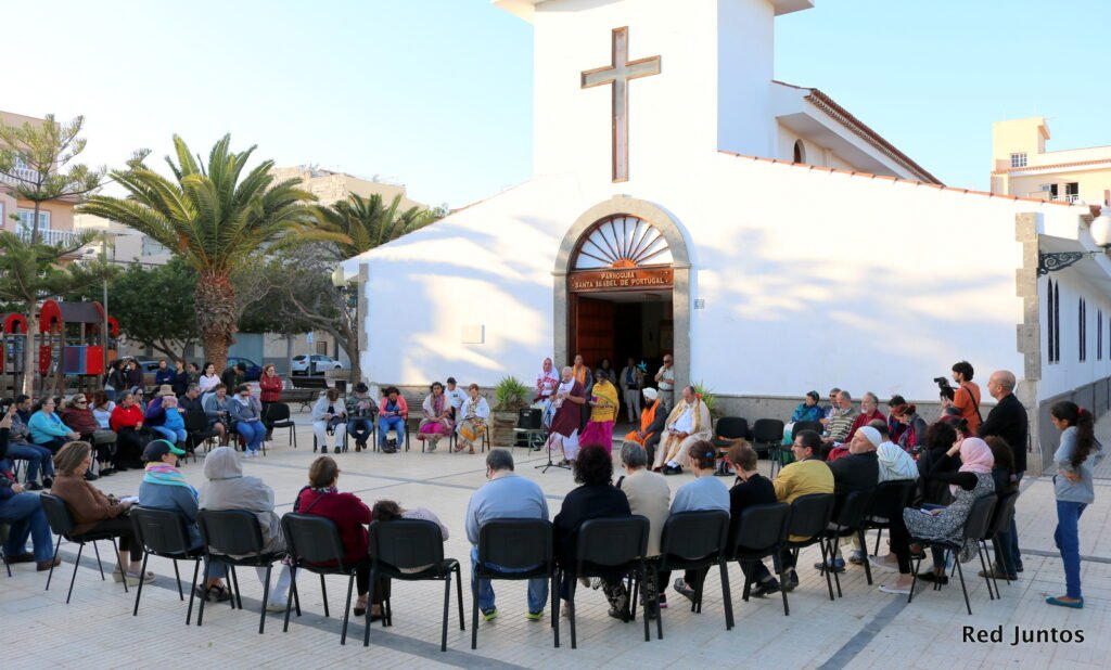 iglesia con comunidad en actividad religiosa