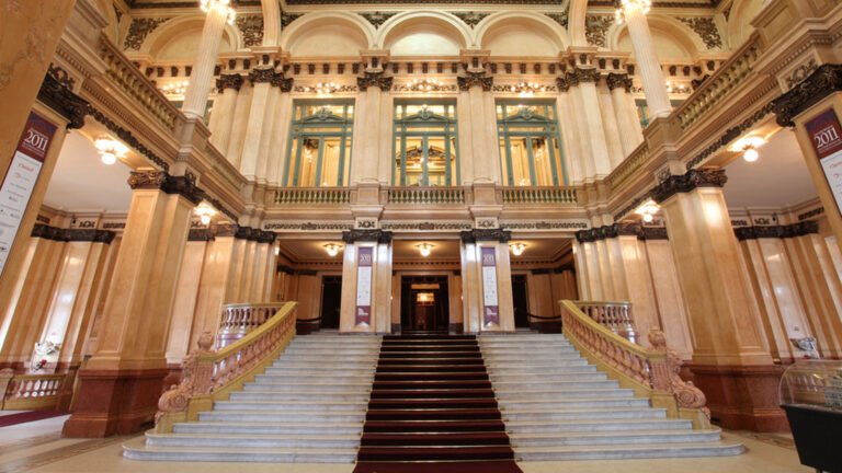 Qué características y curiosidades tiene la sala principal del Teatro Colón 19 interior majestuoso del teatro colon