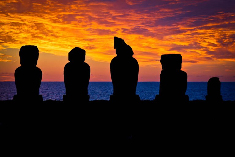 Dónde se encuentra Rapa Nui y qué la hace especial en Isla de Pascua 17 isla de pascua con moais al atardecer