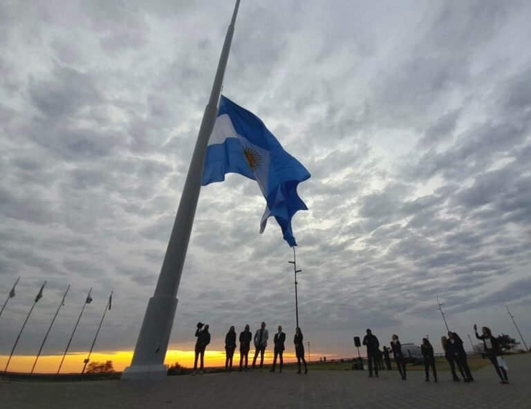 Cuándo y dónde se realizó el izamiento de la bandera argentina por primera vez 15 izamiento de bandera argentina en rosario