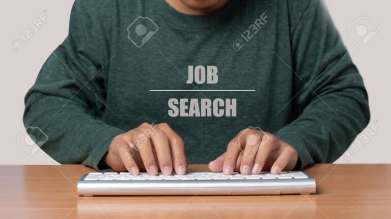 joven buscando empleo en una computadora