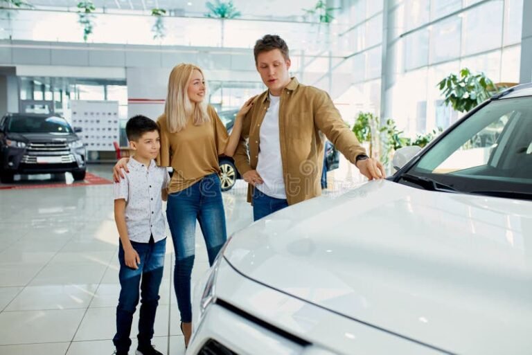 joven eligiendo su primer auto en concesionario
