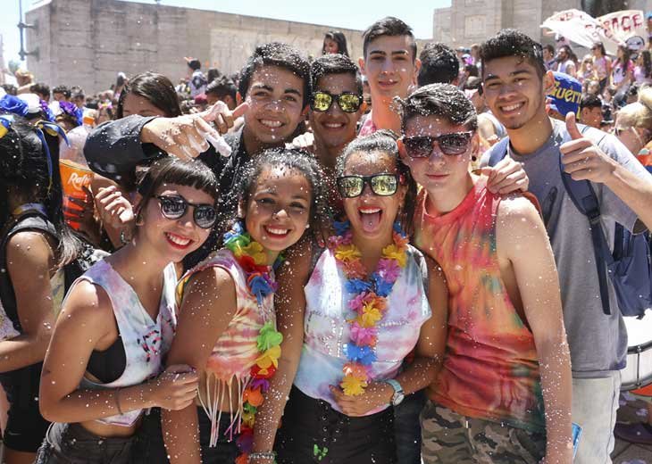 jovenes celebrando la adultez en argentina