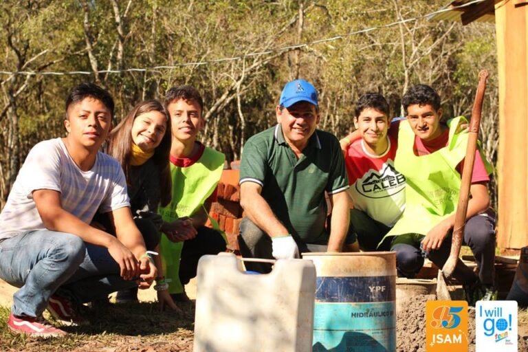 Cómo inscribirse en el programa Potenciar Inclusión Joven 5 jovenes participando en una actividad comunitaria