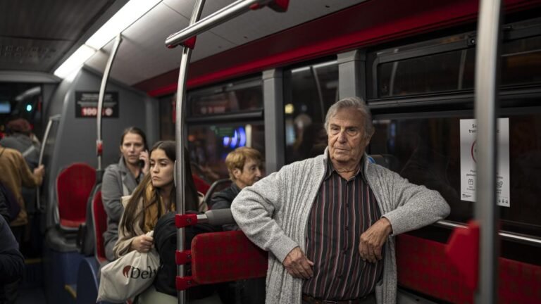 jubilados usando transporte publico en ciudad