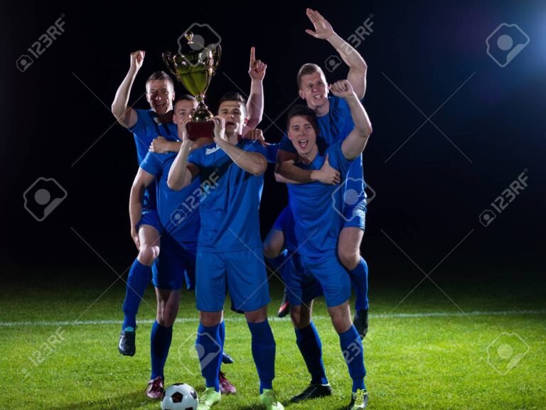Qué posibilidades tiene Racing en el campeonato actual 20 jugadores de futbol celebrando una victoria