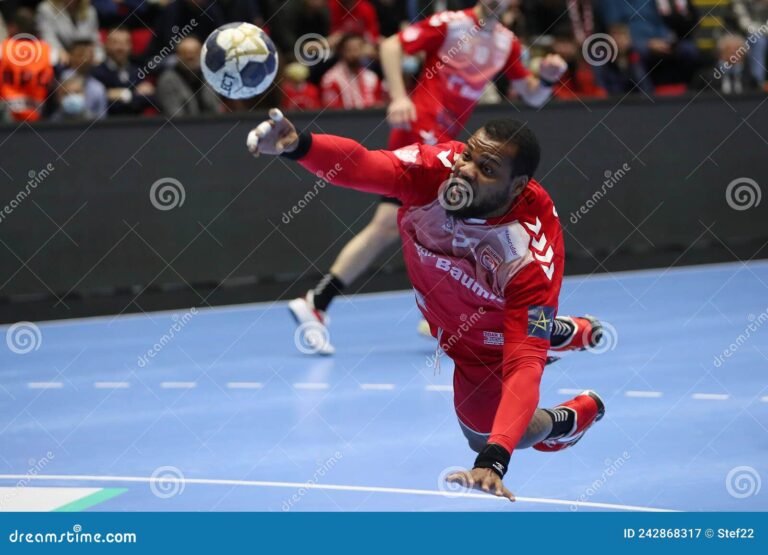 Cuánto dura realmente un partido de handball y sus tiempos adicionales 6 jugadores de handball en accion durante un partido
