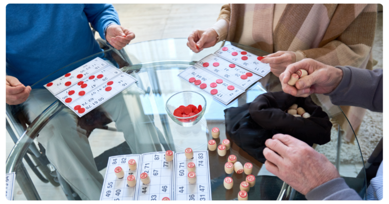 jugadores disfrutando de un juego de bingo