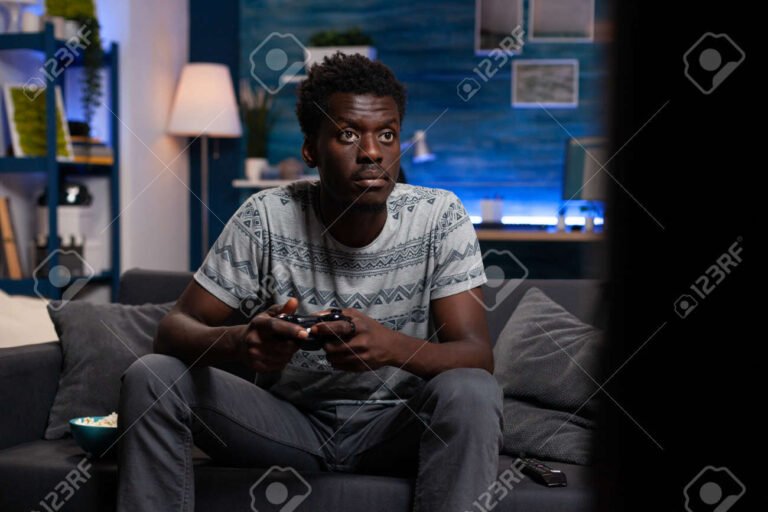 jugadores disfrutando de un videojuego en linea