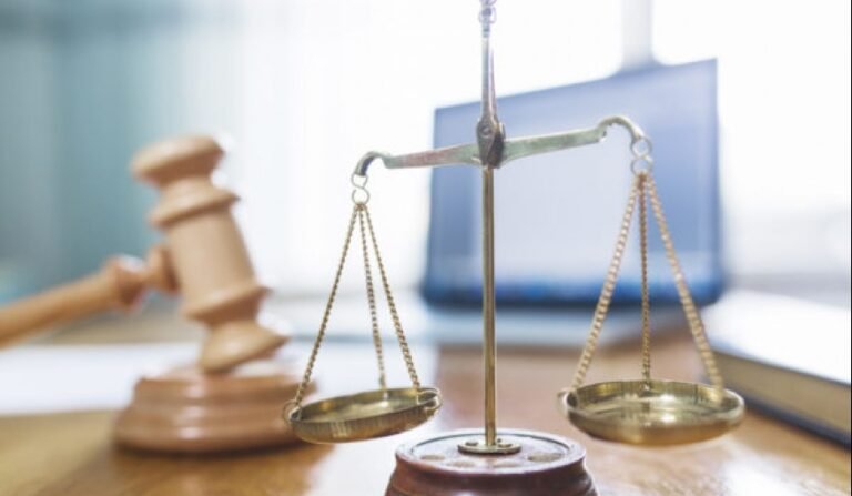 Cómo se cumple una condena en suspenso en Argentina 4 juzgado argentino con gavel y balanza