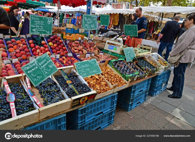 kiosco lleno de productos variados y coloridos