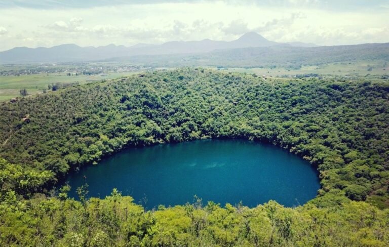lago rodeado de naturaleza en villa ojo