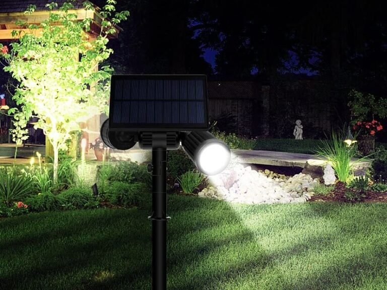 lampara solar en jardin luminoso
