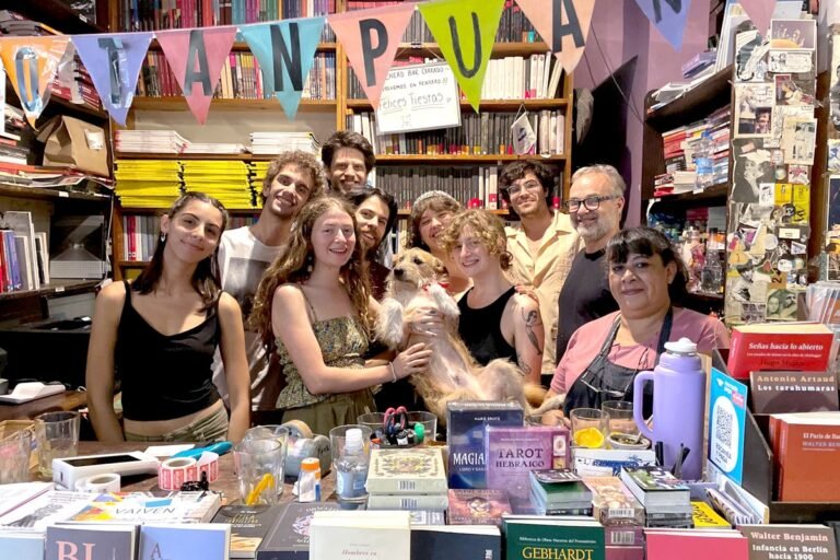Qué librerías en Argentina aceptan tarjeta Más Cultura 7 libreria argentina con clientes felices