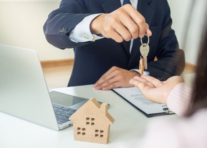 llave en mano sobre un contrato de alquiler