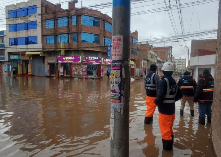 lluvia intensa sobre una ciudad urbana