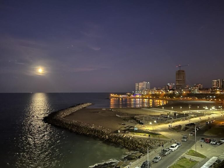 luna llena sobre el mar en mar del plata