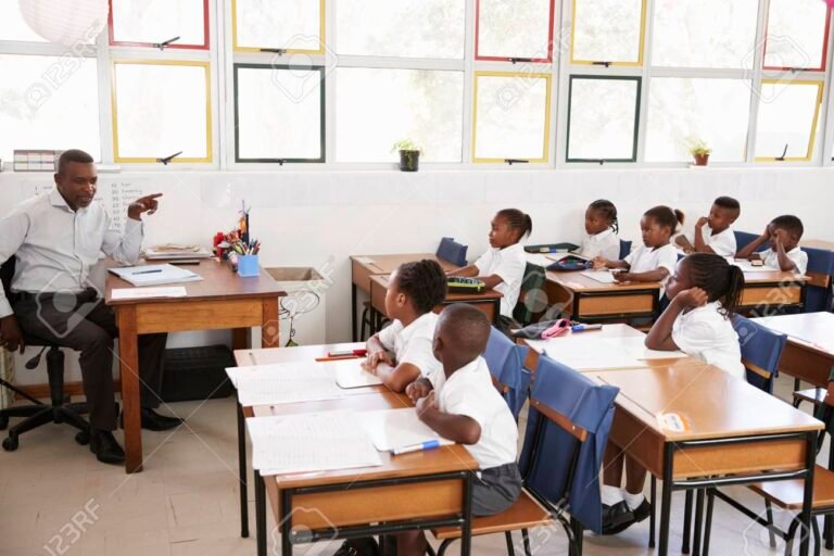 Qué cursos gratuitos con puntaje docente puedo encontrar 6 maestro ensenando en un aula moderna