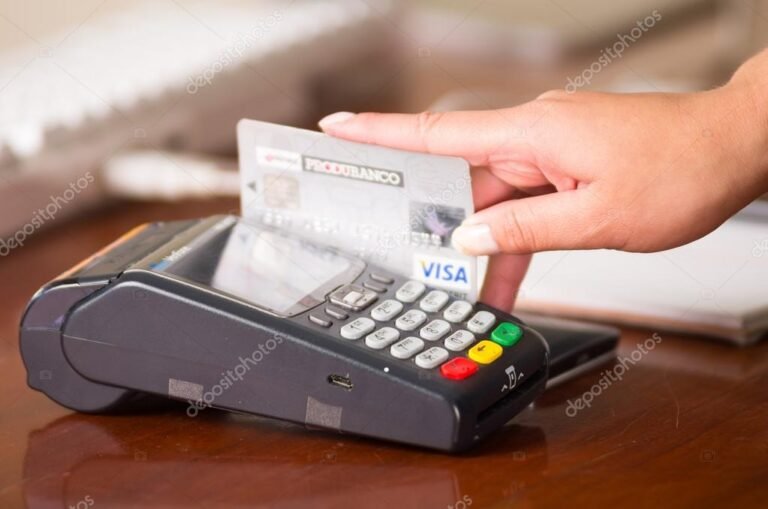 Cómo puedo obtener un adelanto en efectivo con mi tarjeta de crédito Visa 12 mano sosteniendo tarjeta de credito visa