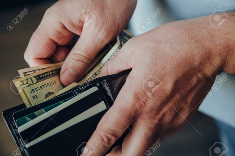 Cómo se realiza el pago del Plan Z de Tarjeta Naranja 23 manos contando billetes y tarjetas de credito