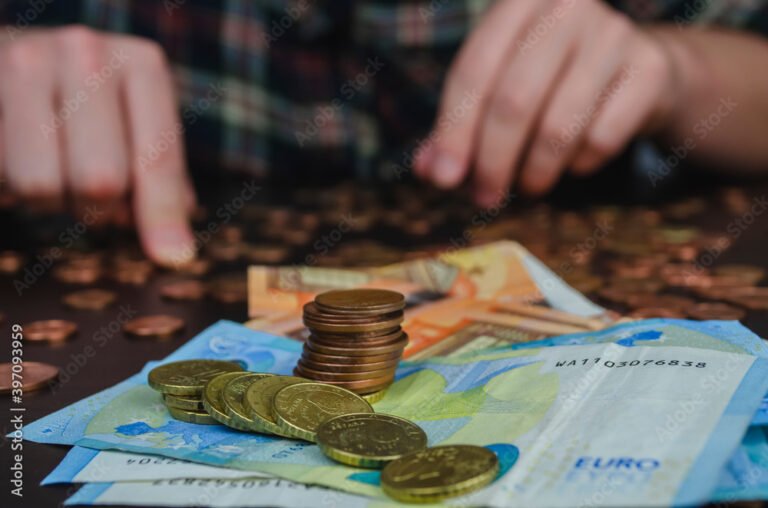 manos contando monedas y billetes