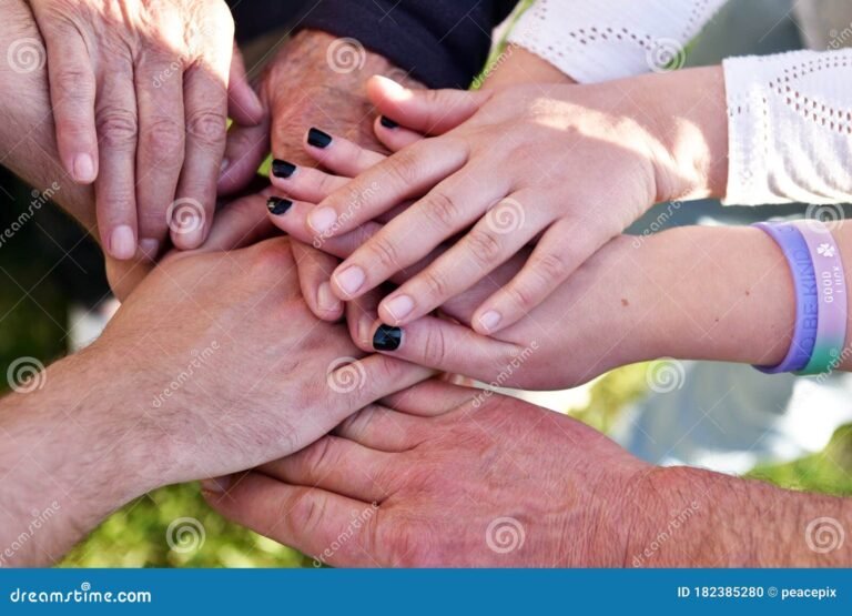 manos entrelazadas de diferentes generaciones